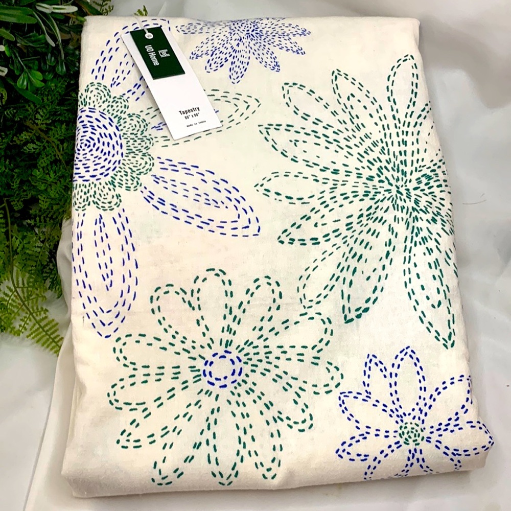 Beautiful NWT 80” x 80” URBAN OUTFITTERS 100% cotton tapestry